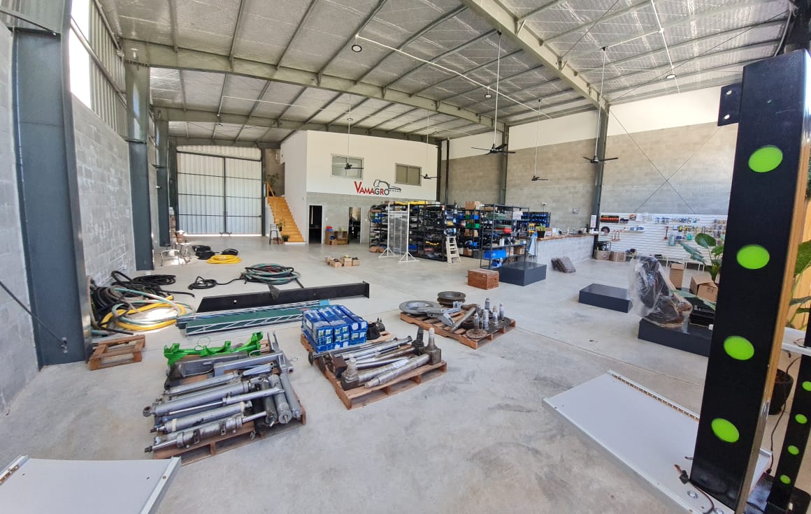 Interior del depósito y taller de Vamagro, con repuestos y herramientas