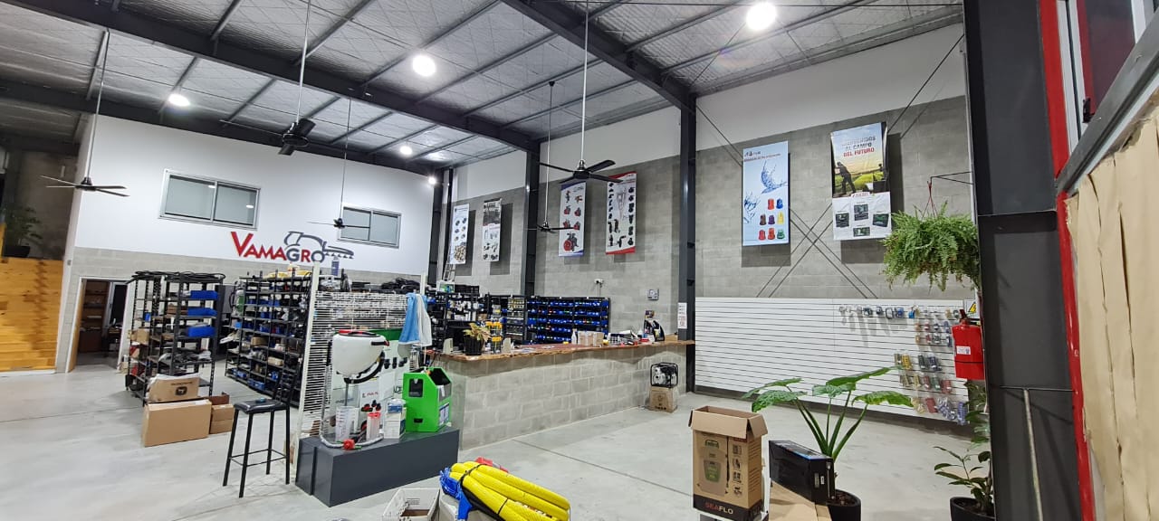 Mostrador y estantería de repuestos en el local de Vamagro