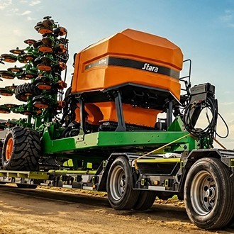 Sembradora Stara Sierra plegada, transportada sobre un camión