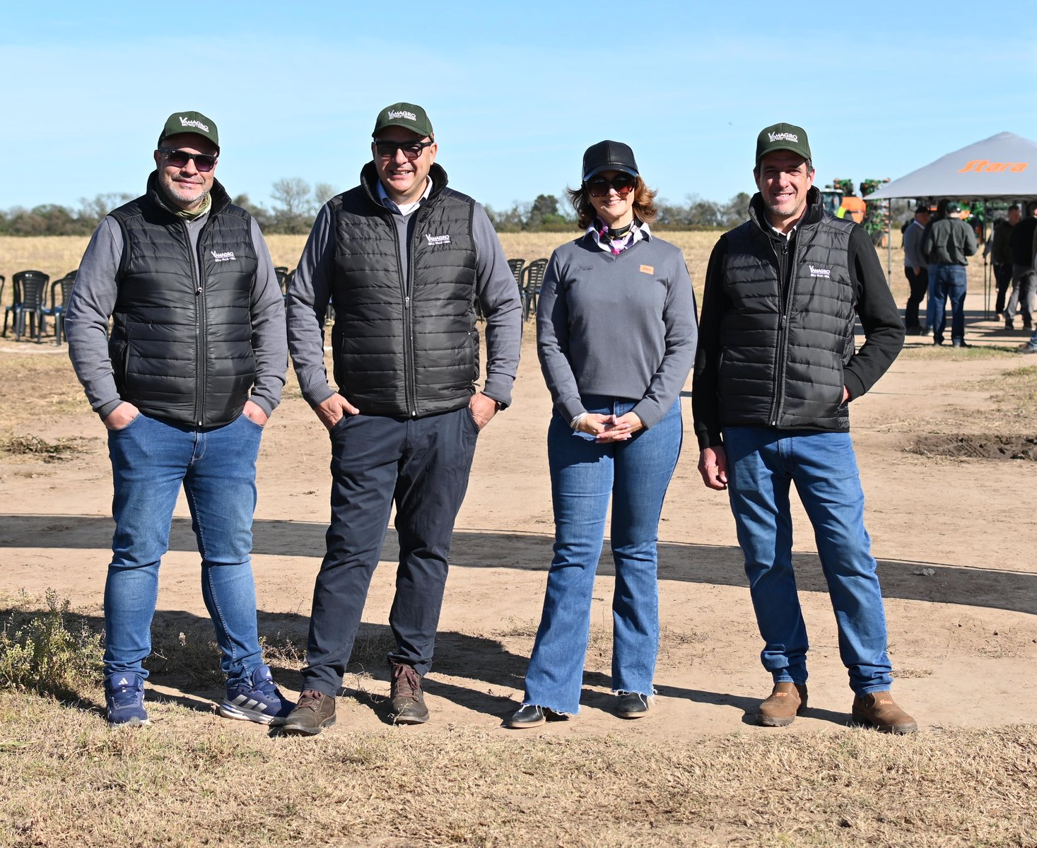 Equipo de Vamagro en un día de campo junto a maquinaria Stara